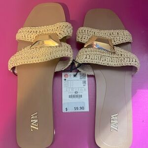 Women’s Size 8- Zara rattan women’s sandals with gold decorative piece.